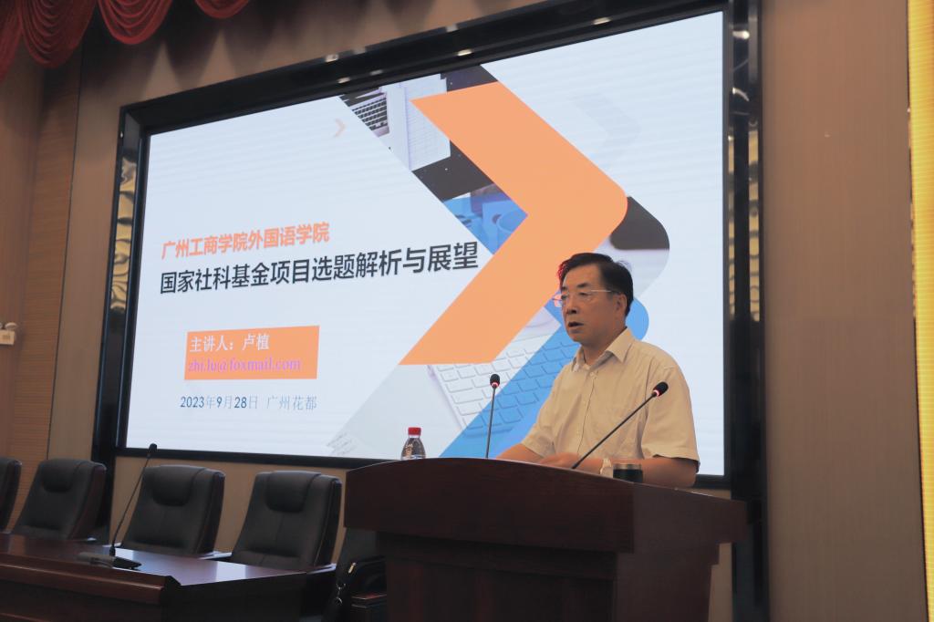 电脑前的人描述已自动生成