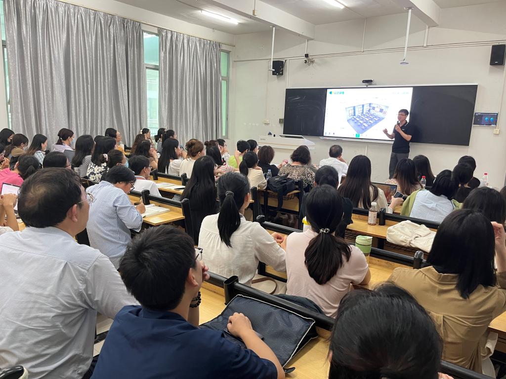 学校组织开展2023-2024学年智慧教室教学应用培训（第一期）专题培训会