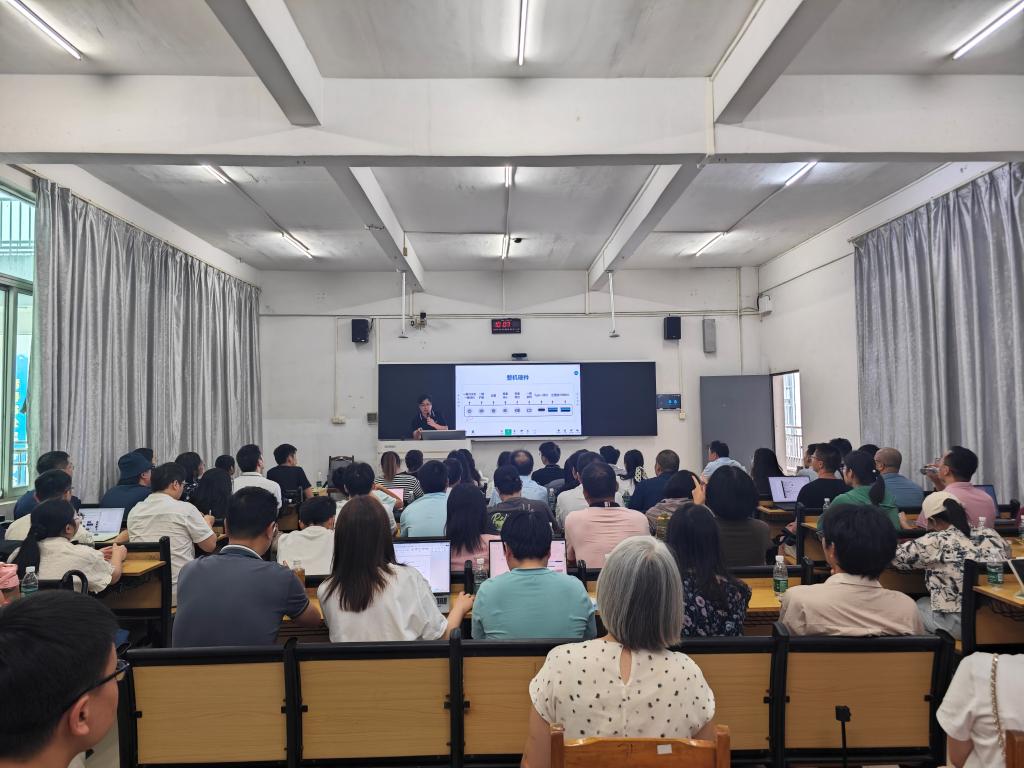 学校组织开展2024-2025学年智慧教室教学应用专项培训会